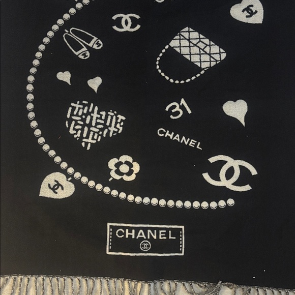 CHANEL SCARF 🧣 - Picture 6 of 8